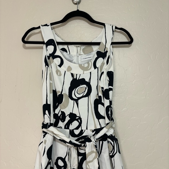 Calvin Klein White and Black Scoop Neck Fit and Flare Pleated Tie Waist Dress 6 - Picture 9 of 11